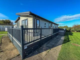 Stunning Lodge With Decking Nearby Hunstanton Beach, Sleeps 6 Ref 23215K - 0