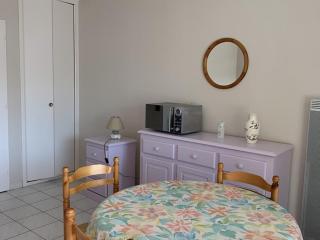 Studio Cabine à Hyères : piscine, proche port, plages et aéroport, parking inclus - FR-1-335-171 - 1