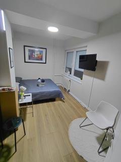 Urban Hub Apartment - 8