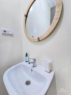 Studio élégant et entièrement équipé - À seulement 5 minutes à pied de la plage - Connexion WiFi haut débit et accès Netflix pour vos moments de détente - 7