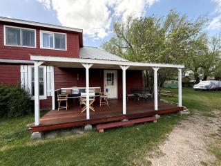 Charming Montana Bungalow with Madison River Views, Steps from Main Street in Ennis, MT - Ennis - 7