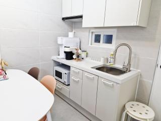 Stay Young # Line 2 Line 5 Yeongdeungpo-gu Office Station # 3 Rooms # 5 Beds # Colorful # Beautiful - 7