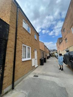 Bright Ground Floor Flat with Free Parking and Balcony Near Stoke Newington - 7