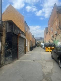 Bright Ground Floor Flat with Free Parking and Balcony Near Stoke Newington - 9