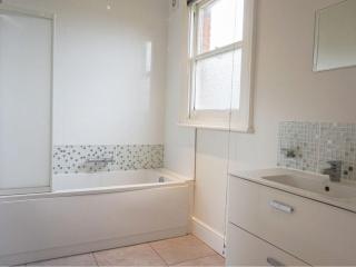 Newly refurbished flat with Free Parking - 4