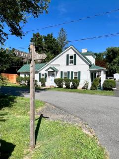 Across the Inn Entire 3 bedr House with tub & extremely fast Wi-Fi - 9