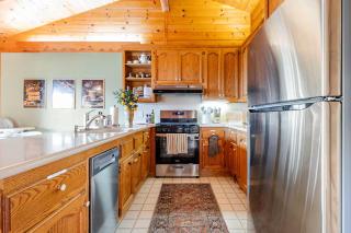 NEW LISTING Yosemite Mountain Views King bed Hot Tub - 1