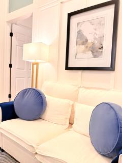 Sunny 1B1B Apt with full kitchen, Walk to Convention Center - 3