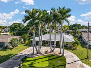 Waterfront Caribbean-Vibe Paradise with Heated Pool and Boat Dock - 4