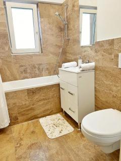 Cozy 2 Bedrooms Apt with Balcony - Near Hospitals - 9