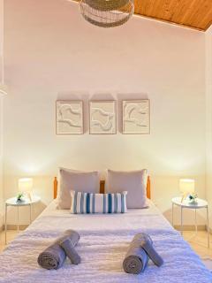 5-Min Walk to Beach - Bright 2-BR Home with Private Garden & Sunset Views - 2