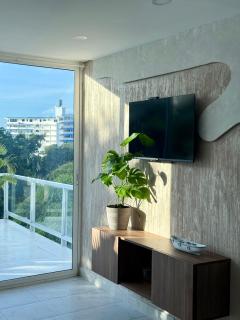 Coronado Beach Unique Balcony Apartment - 9