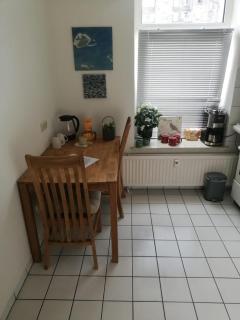 1 Zi Ferien Wohnung Kiel Mitte an der Universität zu Kiel-Alsenstrasse 17, perfekt auch als Schadenwohnung, eigener Parkplatz, große Wohnküche, Wlan, gemütlich möbliert, je 3 Min zur Universitätsklinik, Ostsee, Seebäder, City, Luxusfähren - Kiel - 5