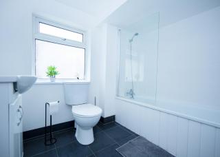 Modern 3-Bed House - Stoke on Trent - 5