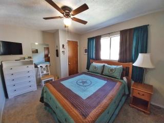 Valley Condo 112 - Creekside - WiFi - Pet Friendly - Hot Tub - Fireplace - Washer - Dryer - Playground - 8