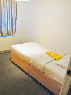 Double Room in a Two Bed House in Crayford - 9
