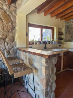 Casa de piedra con jardin y pileta - privada - 6