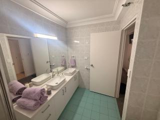 2 Bed 2 Bath Apartment with Secure Parking in Sydney CBD - 1 Min Walk To Darling Harbour & World Square- Center Of China Town - 8