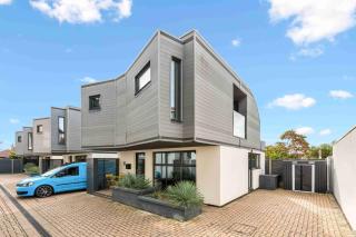 Green Mews 1 with Free Parking By My Getaways - 2