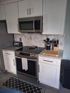 Minutes to Beach, Mayo Clinic, Hot Tub, King Bed, Free PPV - 4