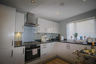 Luxe City Apartment - Worker & Long Stays - Free Parking & Fast Wifi - 8