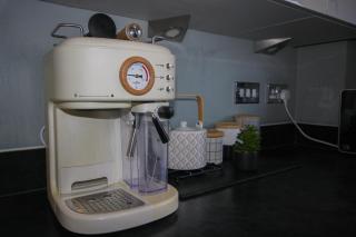 Luxe City Apartment - Worker & Long Stays - Free Parking & Fast Wifi - 1