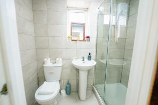 2 Bedrooms Ground Floor Flat With Private Garden - 1