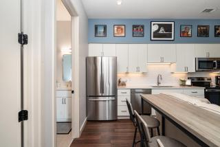 Harmony Outpost-Pool & Gym-4 Mins To Broadway - 1