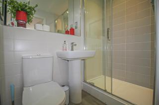 Luxe City Apartment - Worker & Long Stays - Free Parking & Fast Wifi - 4