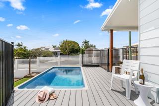 'Short Break' - Luxurious Coastal Retreat with Pool and BBQ - 0