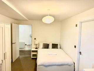 Queens House Apartments Coventry - 6