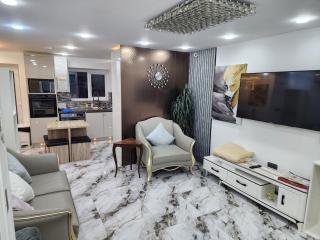 4 Bedroom Excellent Home Large Spacious Layout Detached House Driveway Free Parking - 0