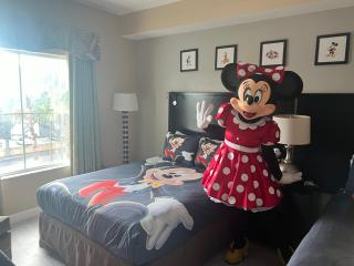 Free Shuttle To All Parks Shopping King & Queen - 0