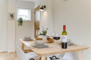 Luxury 2-Bed House in Stevenage Sleeps 6 Free Parking Barefoot & Board - 6