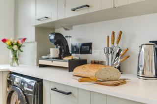 Luxury 2-Bed House in Stevenage Sleeps 6 Free Parking Barefoot & Board - 9