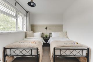 Luxury 2-Bed House in Stevenage Sleeps 6 Free Parking Barefoot & Board - 7