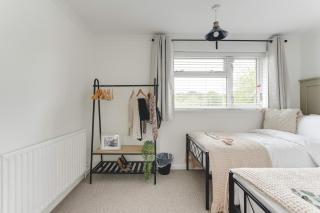 Luxury 2-Bed House in Stevenage Sleeps 6 Free Parking Barefoot & Board - 5