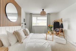 Luxury 2-Bed House in Stevenage Sleeps 6 Free Parking Barefoot & Board - 2
