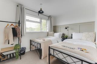 Luxury 2-Bed House in Stevenage Sleeps 6 Free Parking Barefoot & Board - 3