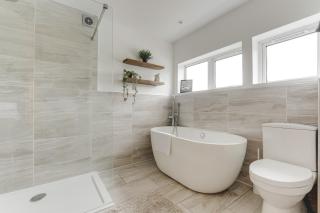 Luxury 2-Bed House in Stevenage Sleeps 6 Free Parking Barefoot & Board - 4