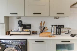 Luxury 2-Bed House in Stevenage Sleeps 6 Free Parking Barefoot & Board - 1