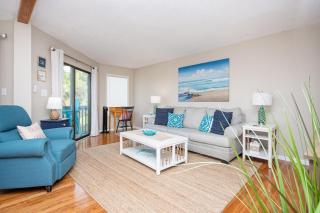 Tee-To-Sea Getaway - Walk to Beach, Golf & Shops - 0