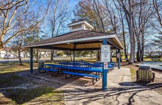 Tee-To-Sea Getaway - Walk to Beach, Golf & Shops - 7