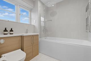 Sleek 4-BR Home in Romford with Garden Fast Wi-Fi & Parking - 4