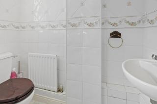 Stylish 4BR Home in Romford with Garden & Parking - 2