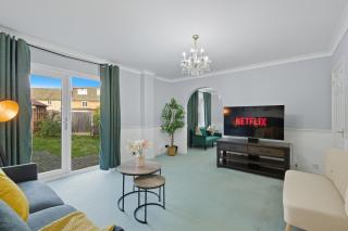 Sleek 4-BR Home in Romford with Garden Fast Wi-Fi & Parking - 2