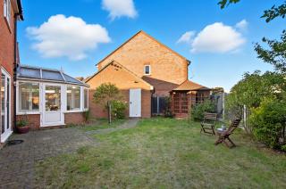 Stylish 4BR Home in Romford with Garden & Parking - 6