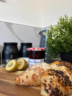 Stylish 3 bed home in Burnley by Lyx Stays, Ideal for Contractors, Weekend Getaways and Business Travellers - with Free Parking - 9