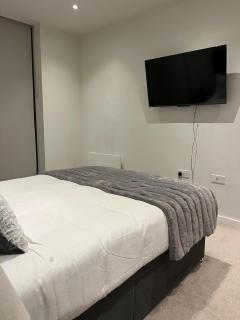 Premium 2BR Apt in City Centre, Deluxe Retreat - 9