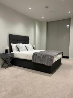 Premium 2BR Apt in City Centre, Deluxe Retreat - 8